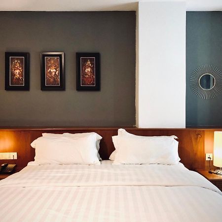 พอยต์ บูทิก โฮเต็ล Hotel พนมเปญ ภายนอก รูปภาพ