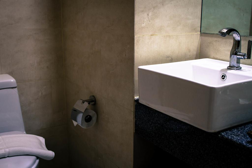 พอยต์ บูทิก โฮเต็ล Hotel พนมเปญ ภายนอก รูปภาพ