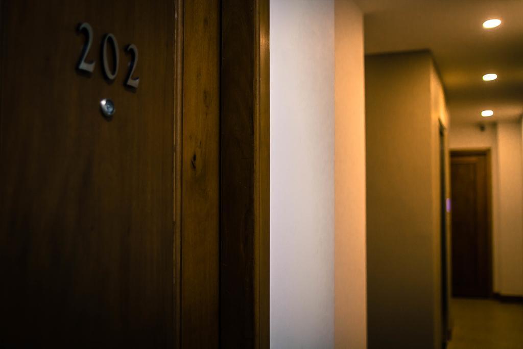 พอยต์ บูทิก โฮเต็ล Hotel พนมเปญ ภายนอก รูปภาพ