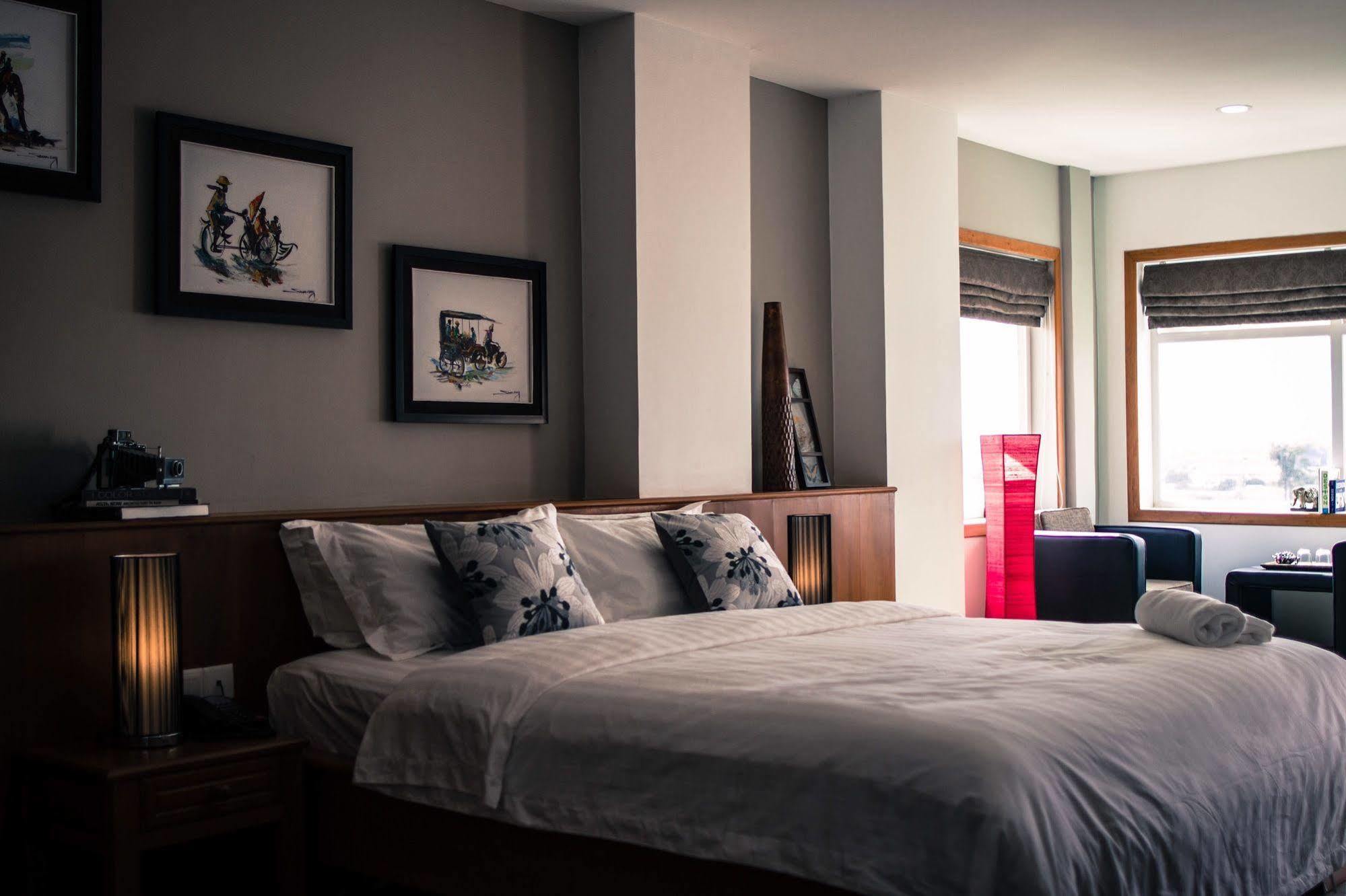พอยต์ บูทิก โฮเต็ล Hotel พนมเปญ ภายนอก รูปภาพ