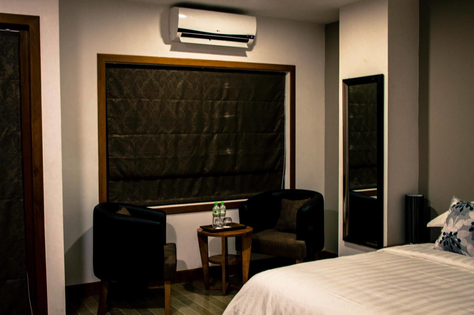 พอยต์ บูทิก โฮเต็ล Hotel พนมเปญ ภายนอก รูปภาพ
