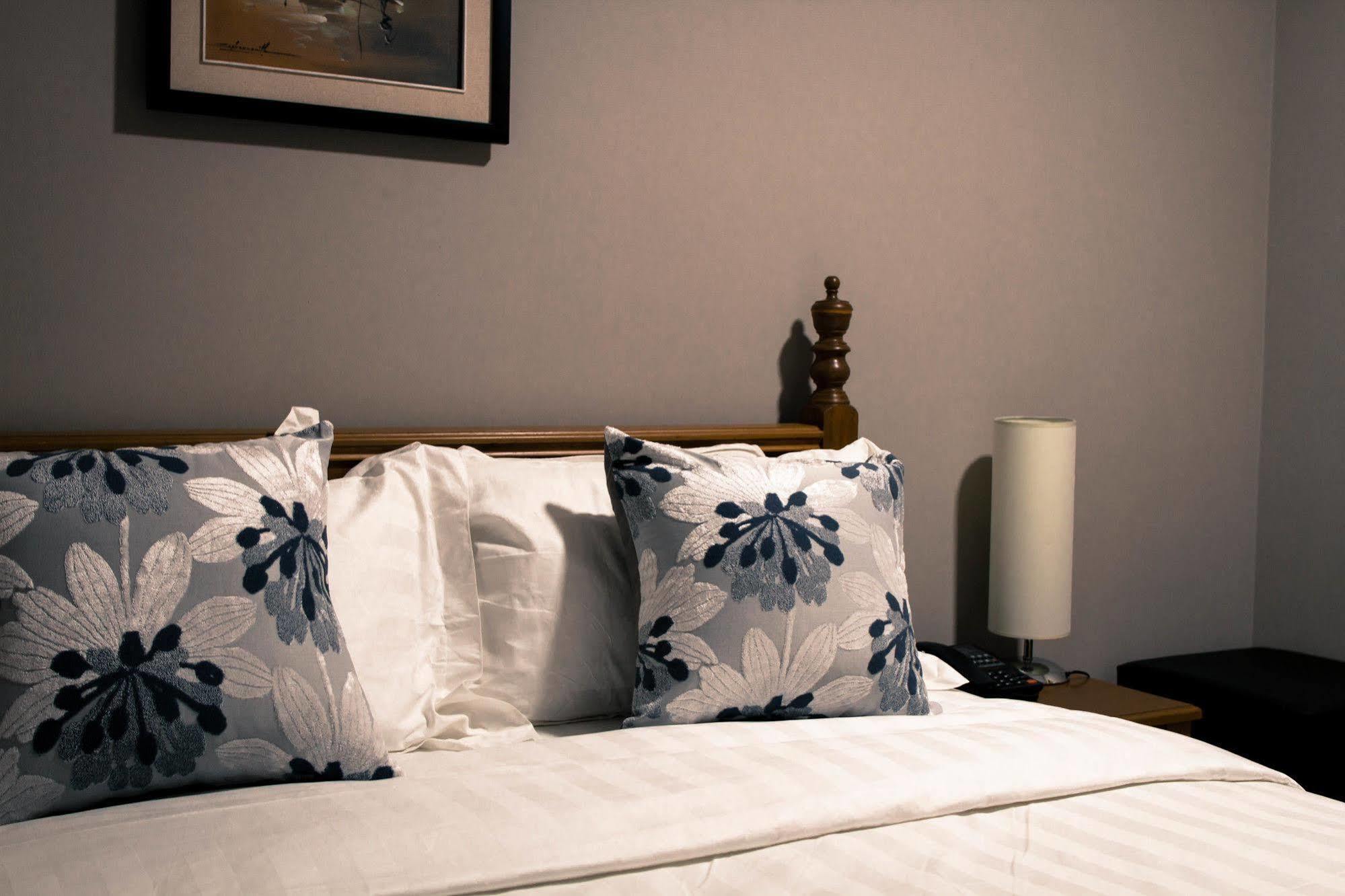 พอยต์ บูทิก โฮเต็ล Hotel พนมเปญ ภายนอก รูปภาพ