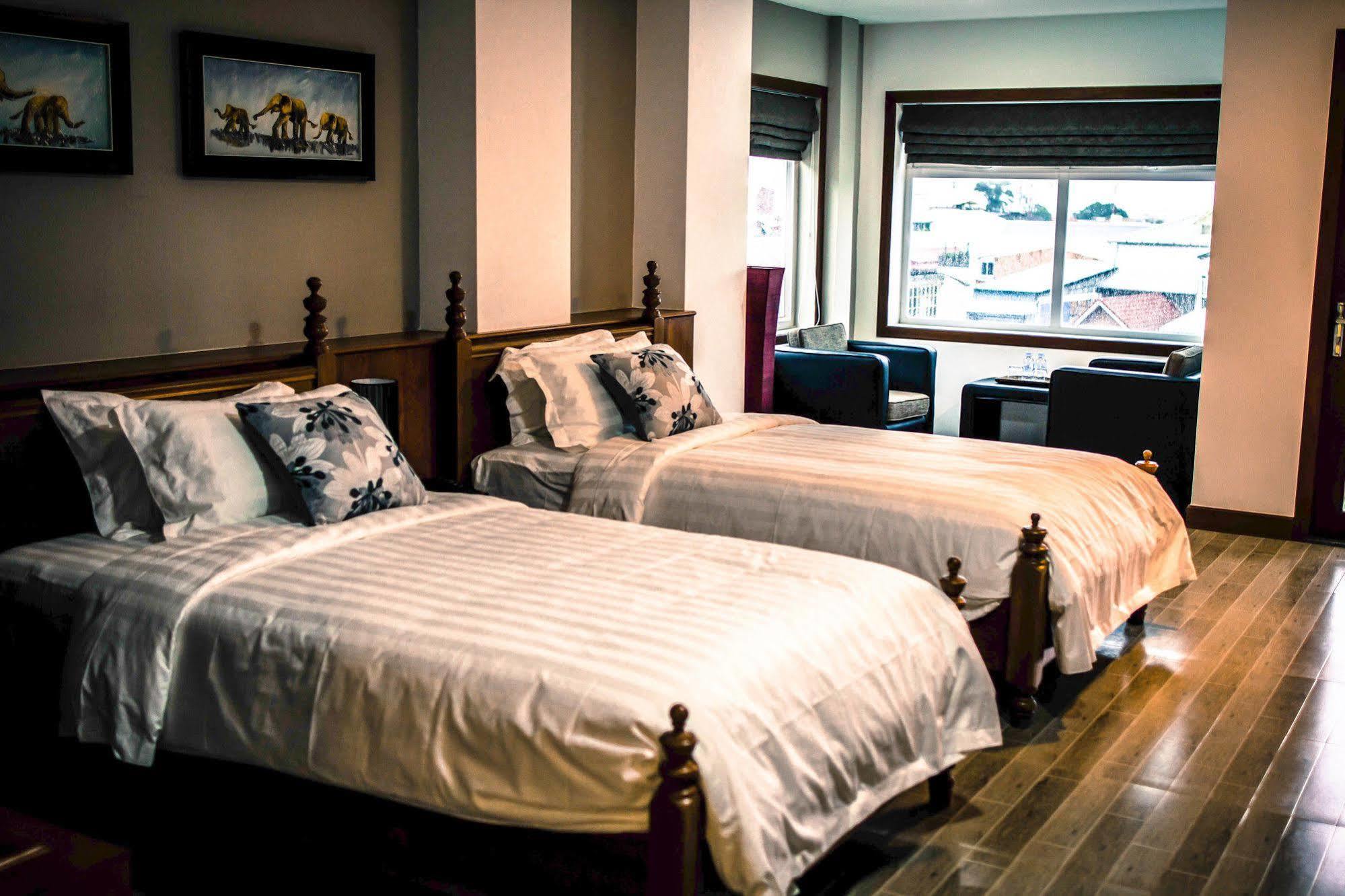 พอยต์ บูทิก โฮเต็ล Hotel พนมเปญ ภายนอก รูปภาพ