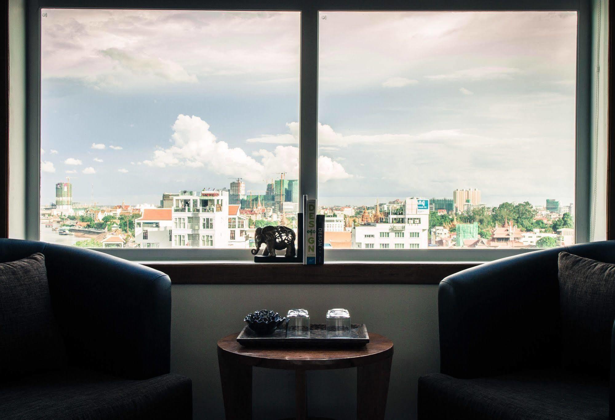 พอยต์ บูทิก โฮเต็ล Hotel พนมเปญ ภายนอก รูปภาพ