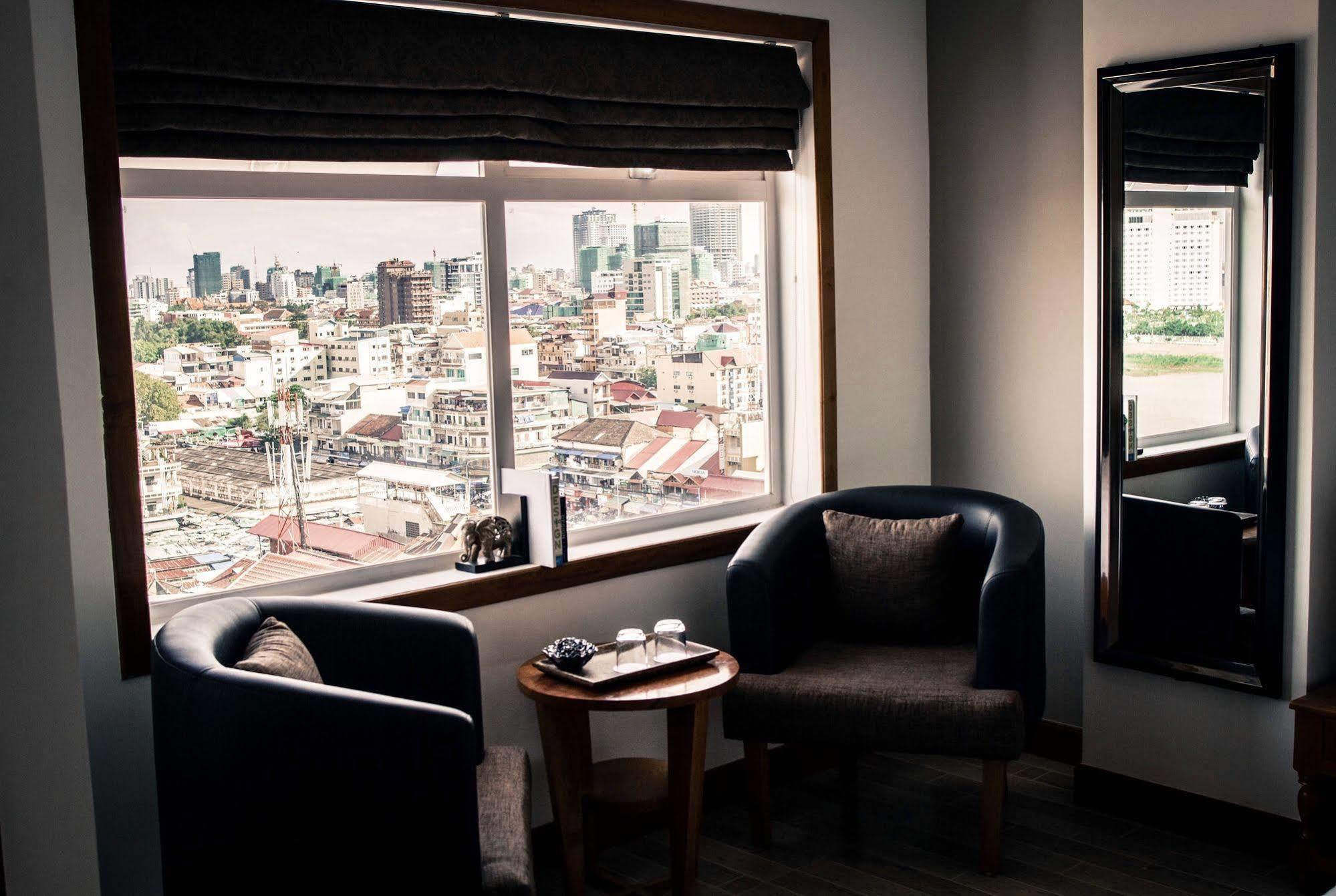 พอยต์ บูทิก โฮเต็ล Hotel พนมเปญ ภายนอก รูปภาพ